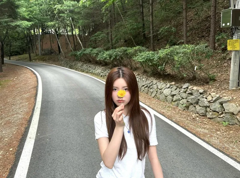 “노란 꽃 한 송이처럼”…유수아, 초여름 숲길에서→청초함 압도 / 걸그룹 첫사랑 유수아 인스타그램
