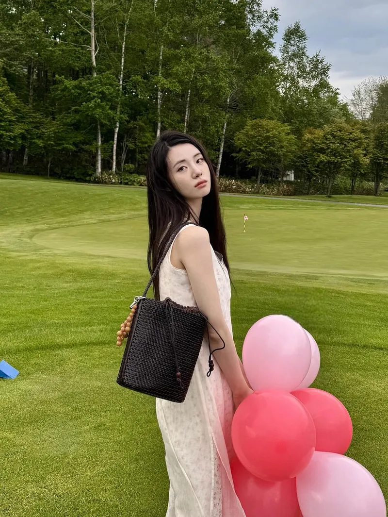 “초여름 바람이 머문 순간”…신시아, 꽃보다 투명한 시선→몽환적 여운 / 배우 신시아 인스타그램