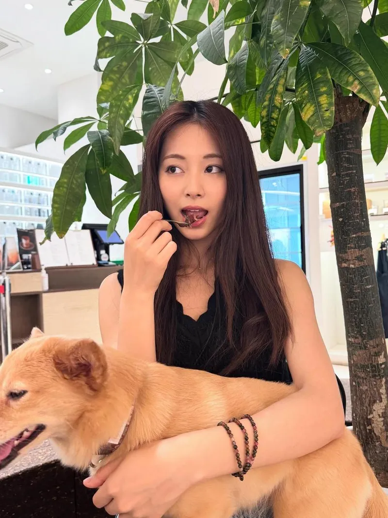 “엄마랑 데이투”…쯔위, 평온한 초여름→반려견과 담은 근황 / 걸그룹 트와이스 쯔위 인스타그램