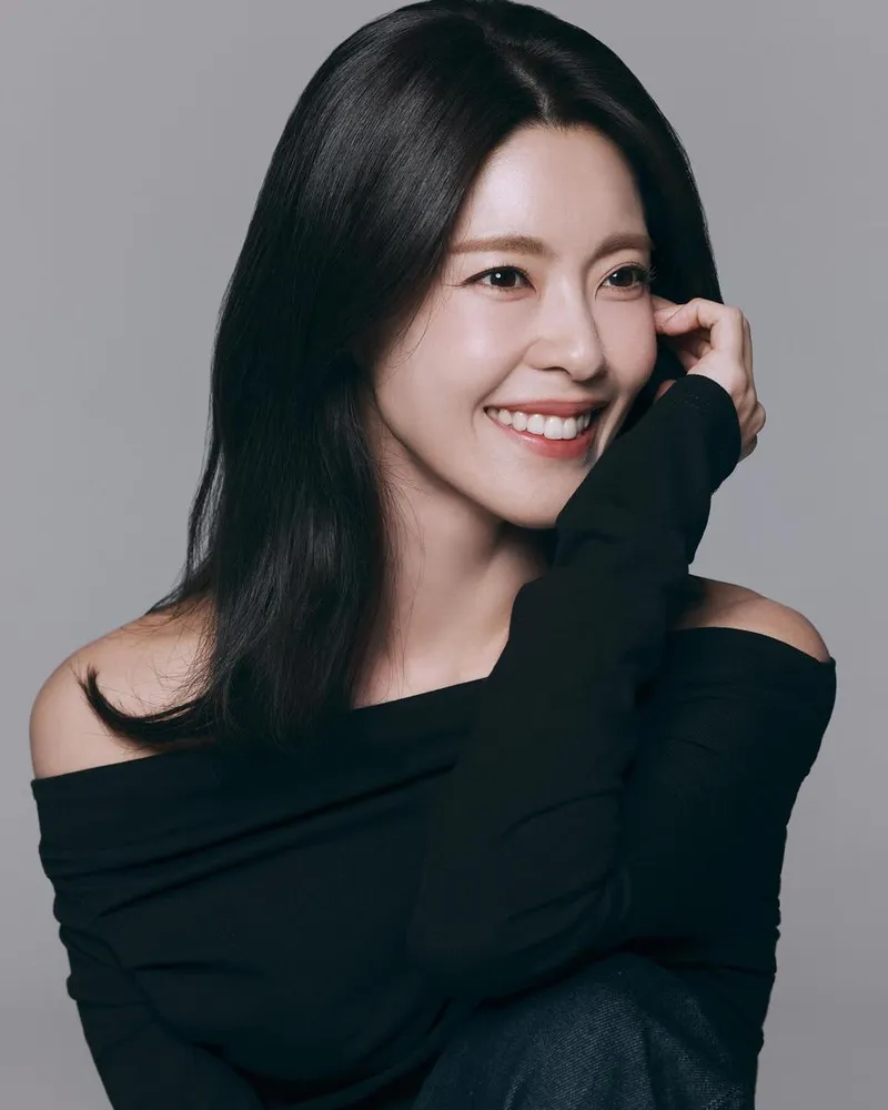“고요한 미소가 머무는 밤”…이윤지, 깊은 여운→단아한 아우라 / 배우 이윤지 인스타그램