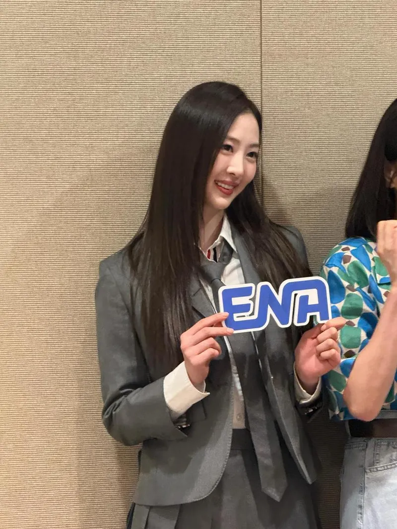 “내일밤도 살롱드홈즈”…김다솜, 웃음 머금은 회색 슈트→청초 미소로 시선 압도 / 배우 김다솜 인스타그램