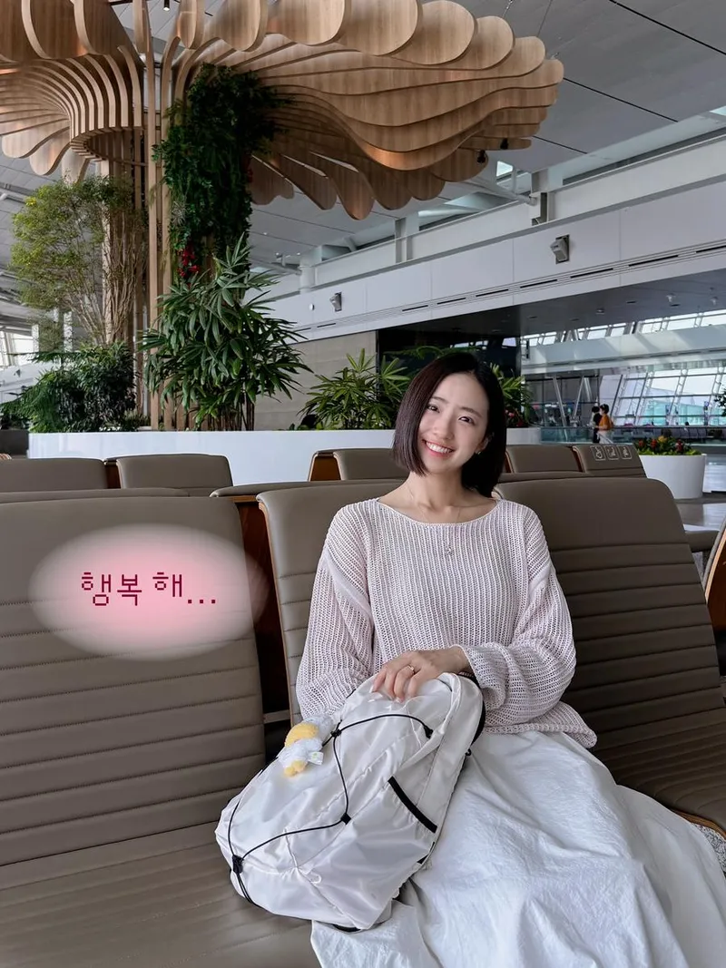 “행복해라는 말에 스며드는 설렘”…배혜지, 여름 공항에서 미소→밴쿠버 여행 시작 / 기상캐스터 배혜지 인스타그램