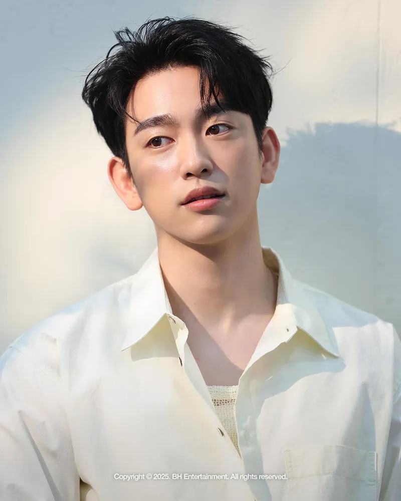 “호수처럼 깊어진 눈빛”…박진영, ‘미지의 서울’ 화보 비하인드→청량감 완성
