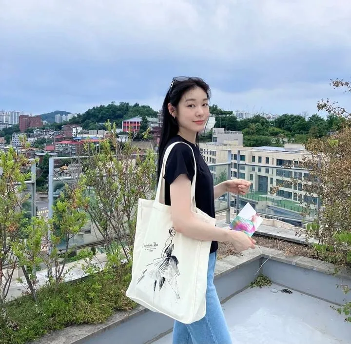 “빛나는 여왕의 순간”…김연아, 일상 속 독보적 우아함→팬 심장 두근
