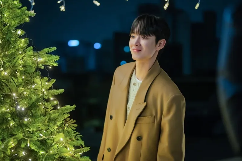 “사계의 봄 하유준·박지후, 붉어진 눈빛 속 첫사랑 파티→크리스마스 설렘 폭발” / ㈜FNC스토리