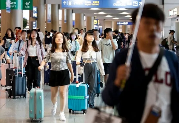 인천국제공항 제1터미널로 입국한 중국인 여행객들이 버스를 탑승하기 위해 이동하고 있는 모습