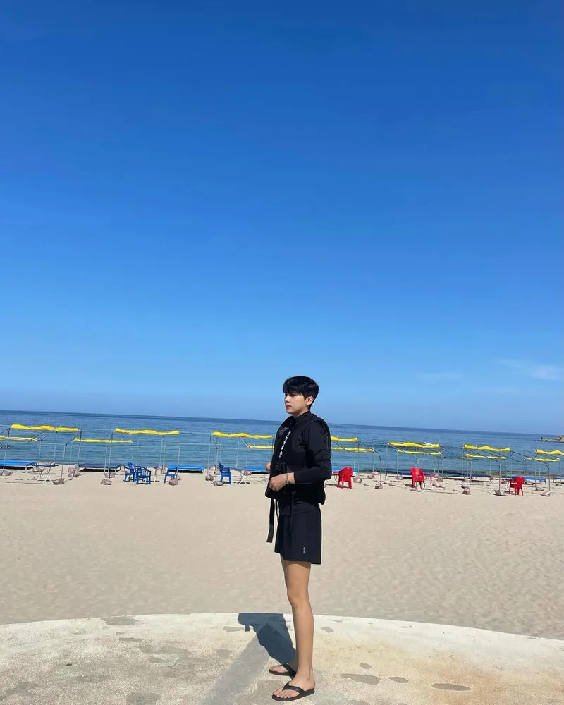 “채널도 할 테니 서운해하지 말기”…김미랑, 푸른 해변에서 여름 감성→여유 가득 산책 / 너의 연애 출연자 김미랑 인스타그램