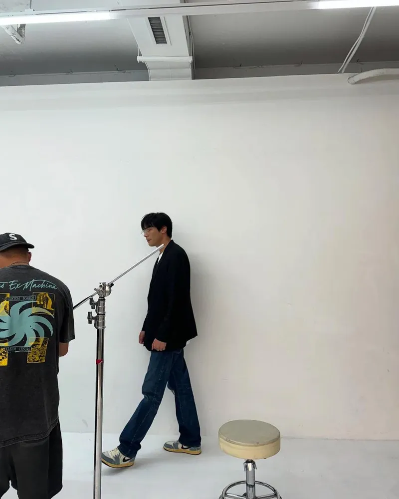 “무심한 시선에 담긴 여운”…최다니엘, 사색의 스튜디오→고요한 매력 발산 / 배우 최다니엘 인스타그램