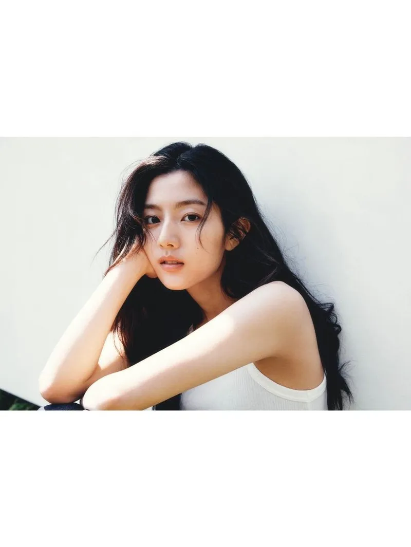 “new”…신은수, 햇살 가득한 여름→청순한 눈빛의 압도 / 배우 신은수 인스타그램