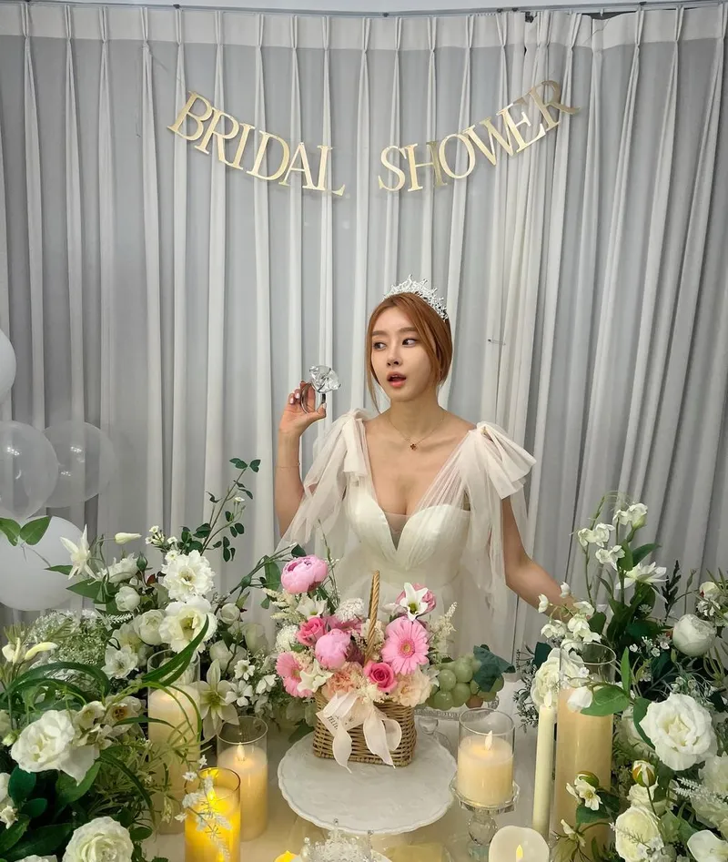 “저두 반지 한번 들구 찰칵”…서인아, 브라이덜 무드→설렘 가득 순간 / 가수 서인아 인스타그램