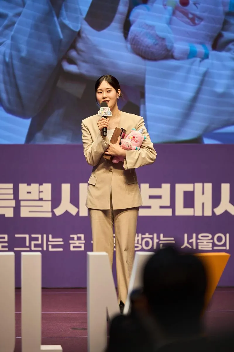 “서울의 유쾌한 목소리”…엄지윤, 서울시 홍보대사 위촉→세대 공감 전도사로 / 메타코미디
