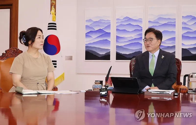 “우원식, 여객기 참사 유가족과 ‘불신 없는 진상규명’ 다짐”→국회, 특별법 시행 앞두고 지원 약속