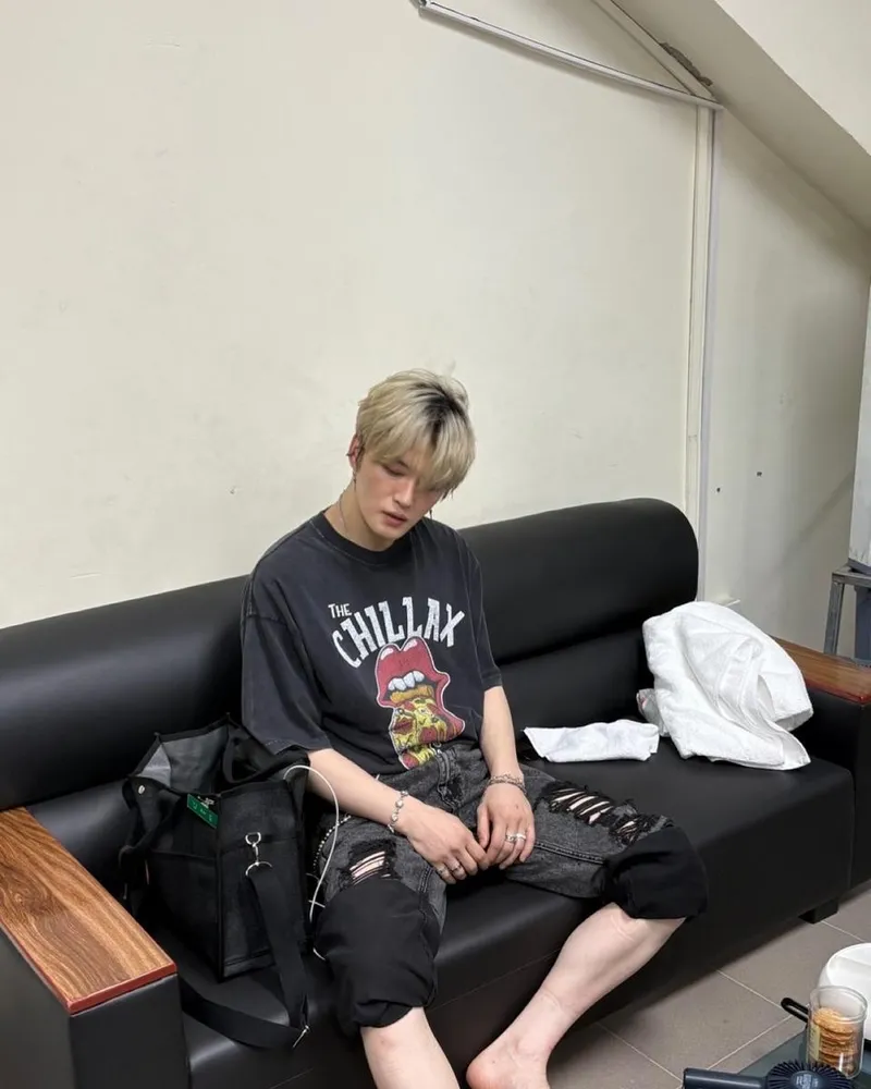 “지친 듯 앉아 있는 오후”…김재중, 강렬한 여운→무심한 일상 포착 / 가수, 배우 김재중 인스타그램