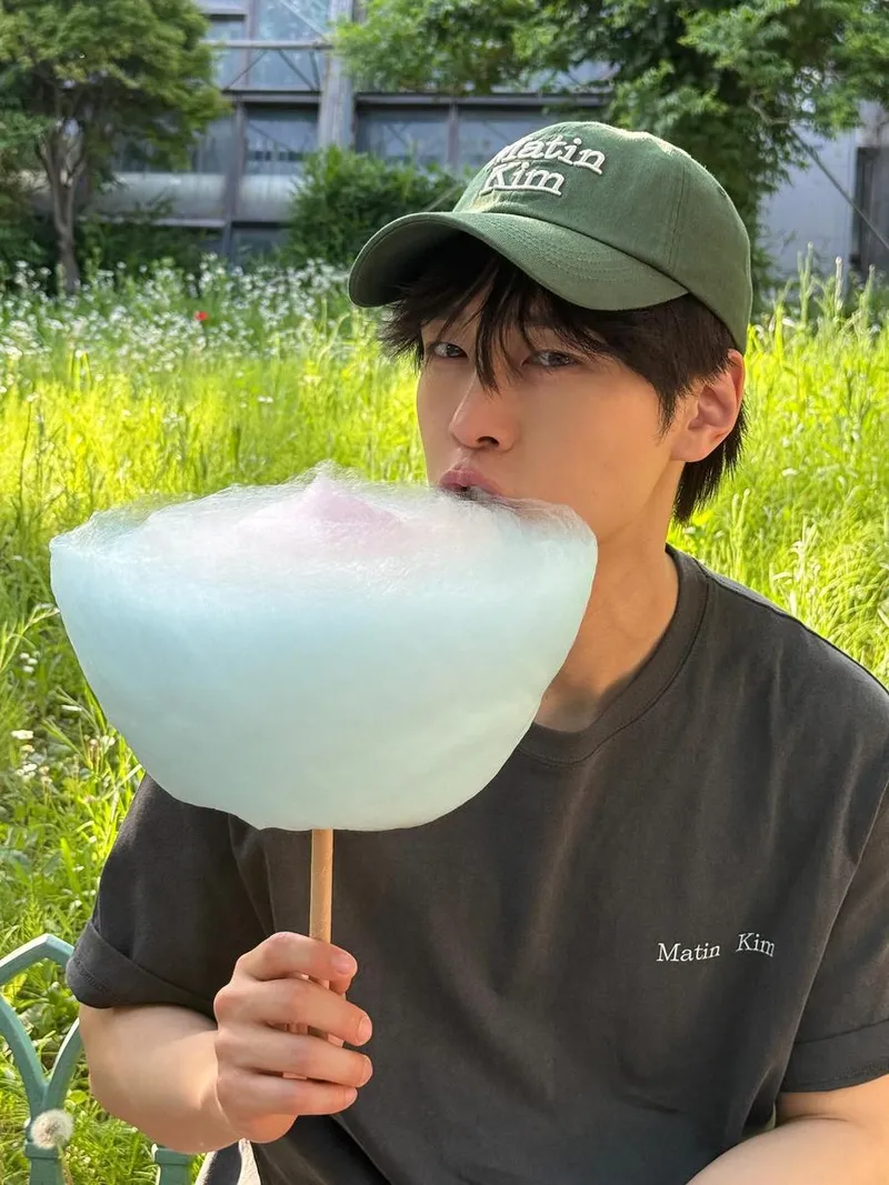 “여름날 무지개처럼”…강유석, 초록빛 여유→달콤한 근황 / 배우 강유석 인스타그램