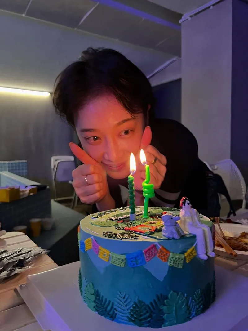“2년만의 무대와 함께한 케이크”…김히어라, 여름밤 설렘→뜨거운 환호 / 배우 김히어라 인스타그램