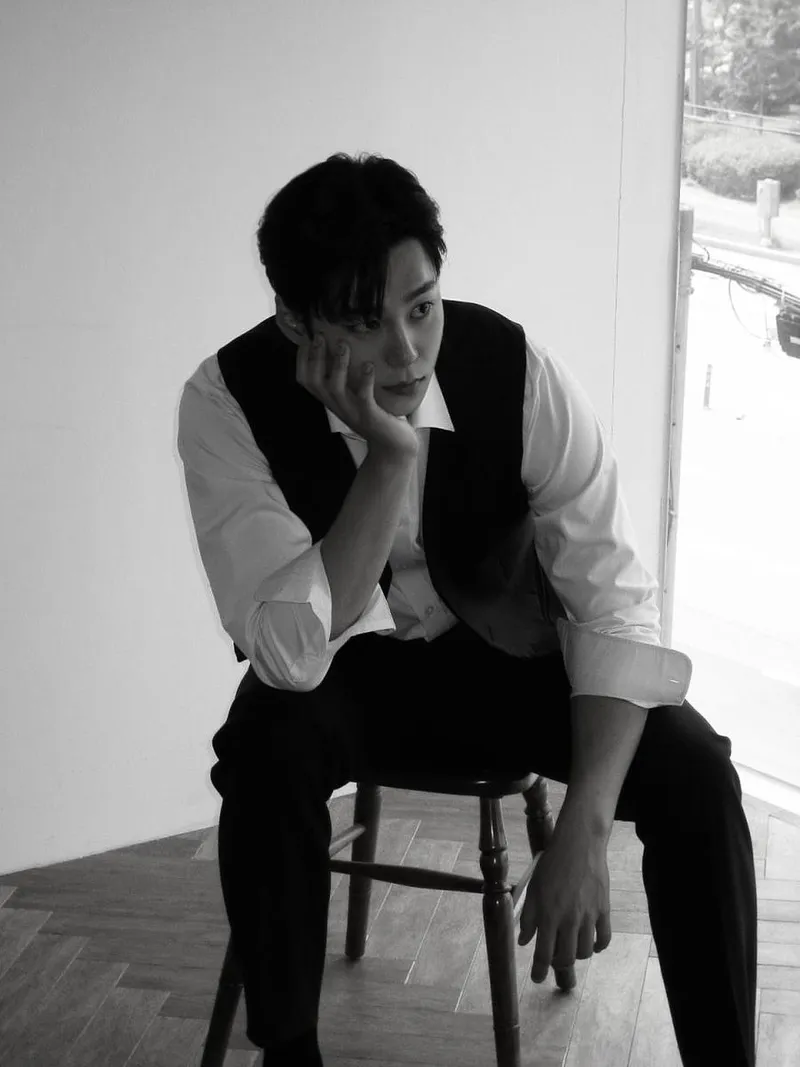 “창문 밖 풍경에 잠긴 오후”…이상윤, 고요한 흑백 속→지독한 존재감 / 하트페어링 출연자 모델 이상윤 인스타그램
