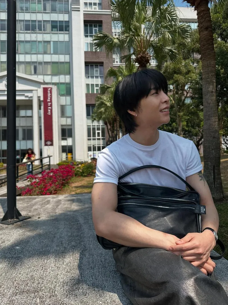 “햇살 아래 미소를 머금다”…쟈니, 여름 오후→여유로움 폭발 / 그룹 NCT 쟈니 인스타그램