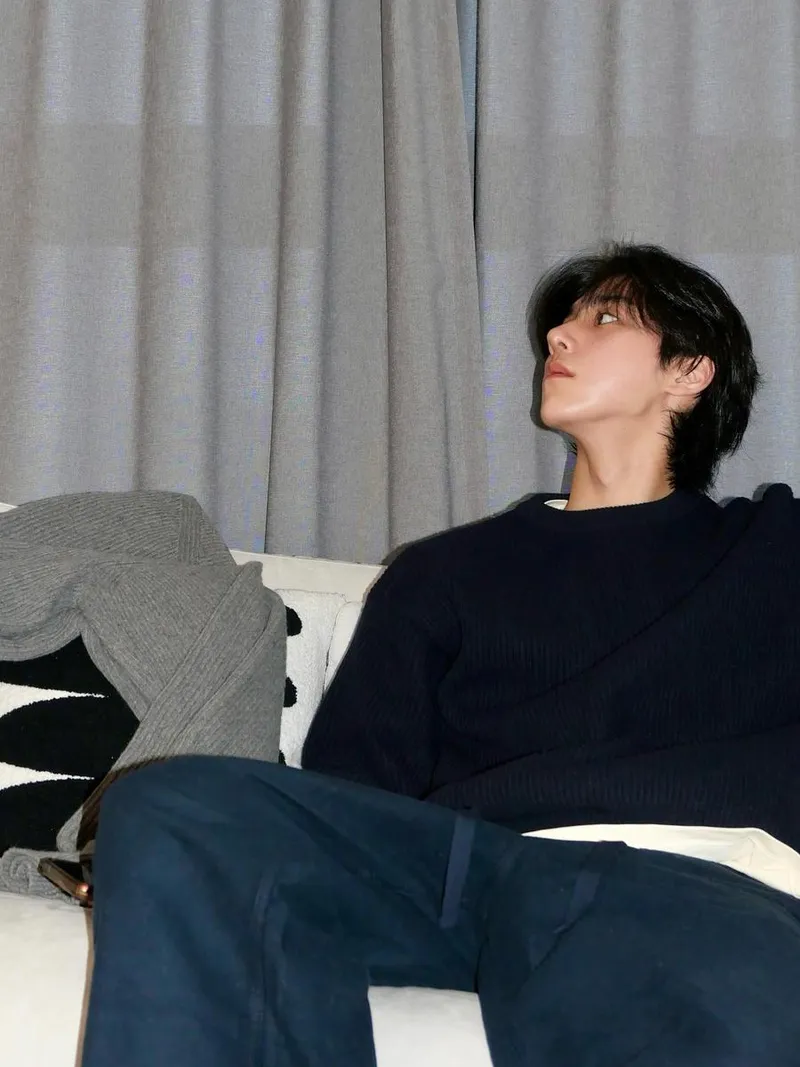 “창문 너머의 밤”…지호근, 고요함 속 깊은 시선→수수한 일상 여운 / 배우 지호근 인스타그램