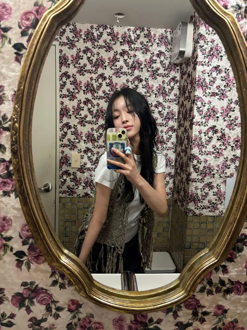 “머무른 순간을 담아서”…유아, 장밋빛 미러셀카→몽환적 여운 / 걸그룹 오마이걸 유아 유시아 인스타그램
