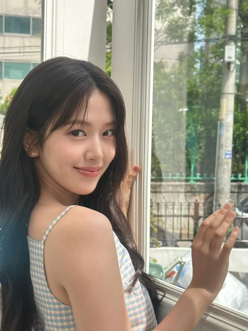 “여름엔 슈프림 골드”…안유진, 빛으로 물든 오후→청량한 미소 / 걸그룹 아이브 안유진 인스타그램