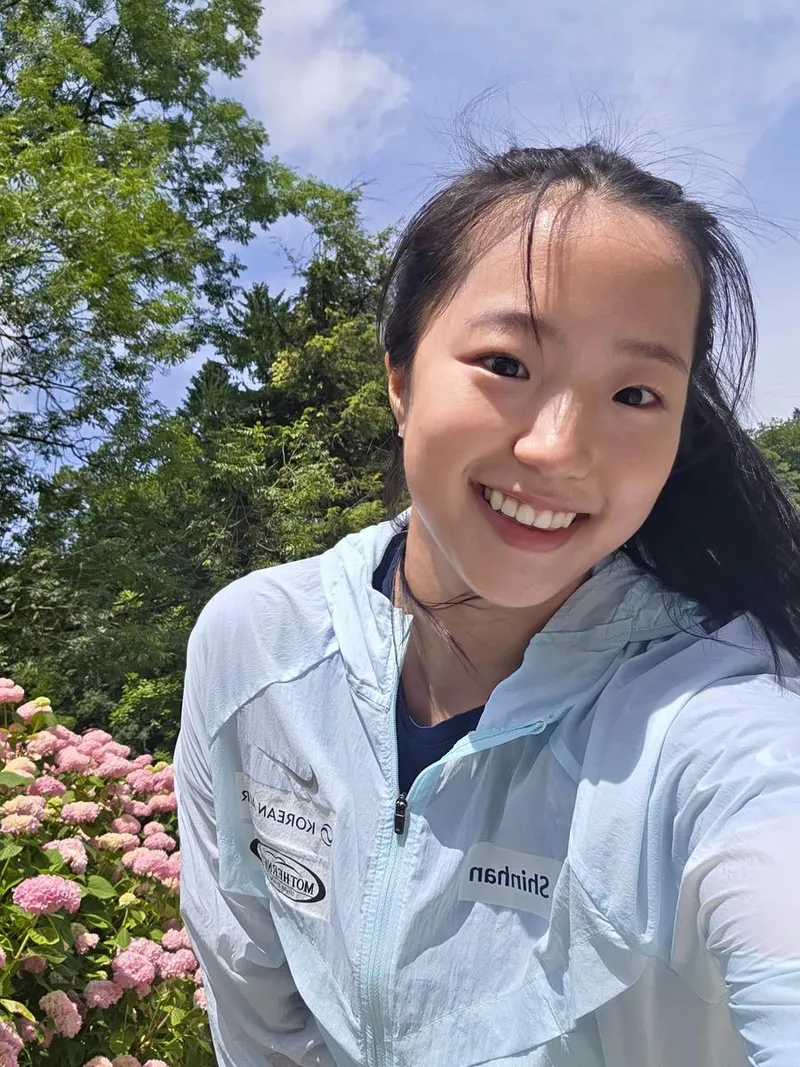 “햇살 따라 번지는 웃음”…신유빈, 여름 정취 속 피어오른 환한 순간 / 탁구선수 신유빈 인스타그램