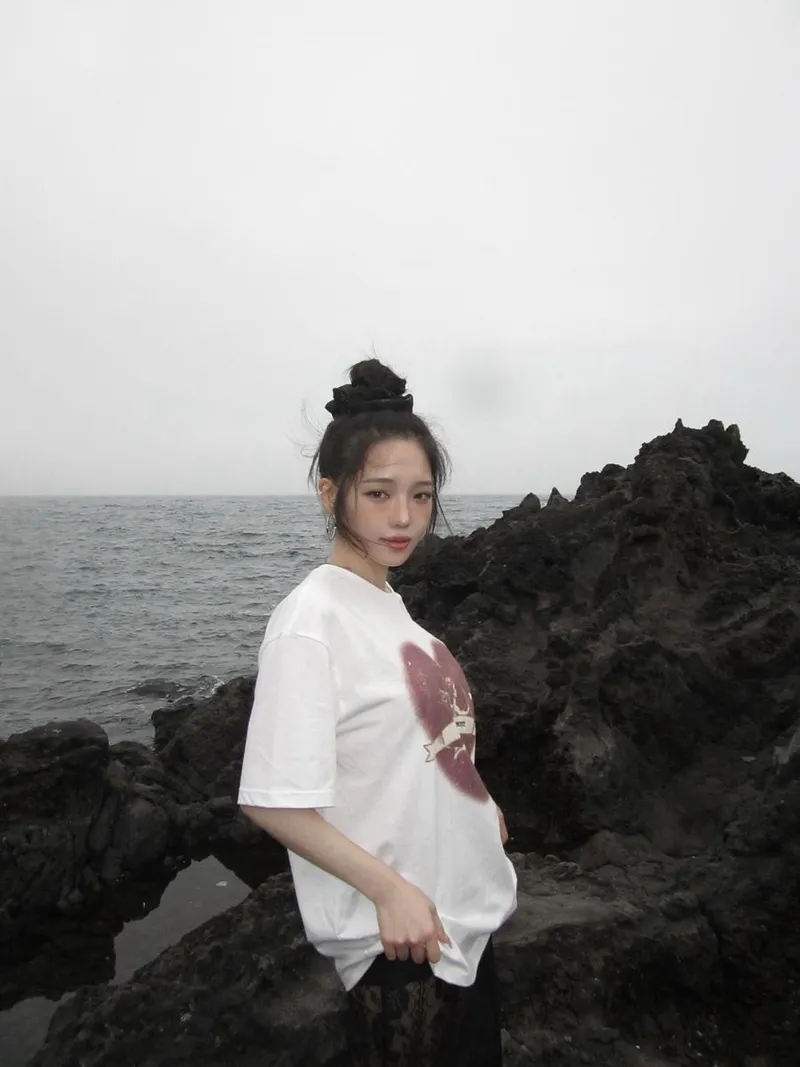 “흐린 바다 위의 고요함”…노지선, 몽환적 무드→여름 해변 셀카 / 걸그룹 프로미스나인 노지선 인스타그램