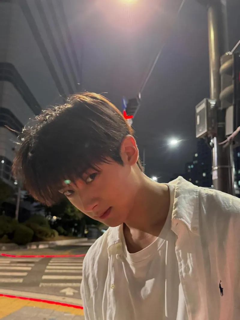 “밤공기마저 청량해졌다”…김민규, 도심 속 여름밤→몽환적 존재감 / 배우 김민규(2001) 인스타그램