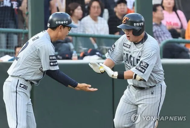 “결승 3점포 작렬”…안치홍, 롯데전 극적포→한화 5연승 선두 질주