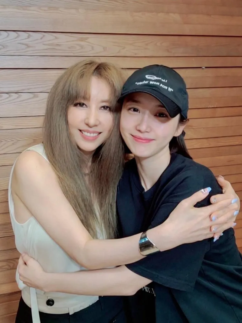 “고마웠어요 FM데이트”…김완선, 다정한 재회→따뜻한 포옹 순간 / 가수 김완선 인스타그램
