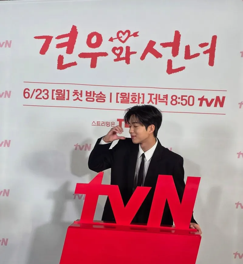 “진심으로 감사합니다”…차강윤, 첫방 앞두고 설렘→훈훈한 포즈