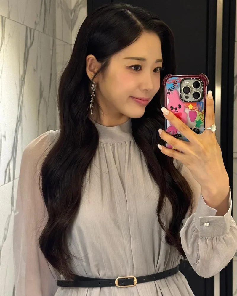 “거울 너머의 여운”…윤서령, 은은한 미소→고요한 아름다움 / 가수 윤서령 인스타그램