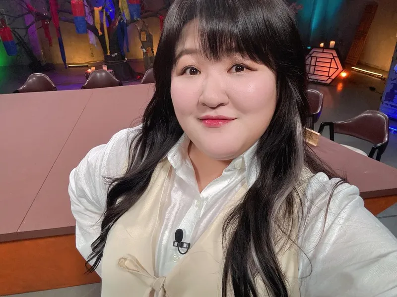 “소름 돋는 이야기로 밤을 채우다”…이국주, 여름밤 현장→특유의 존재감 / 코미디언 이국주 인스타그램