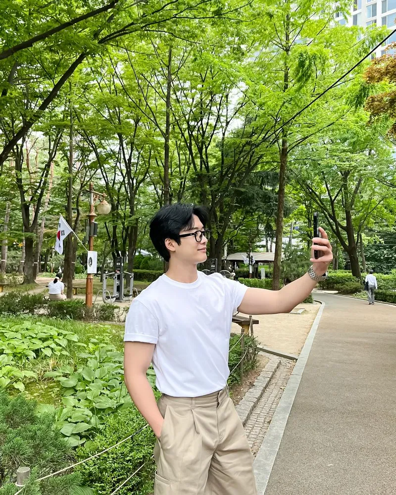 “푸른 잎새 아래서 잠시 멈춤”…최우진, 한여름 산책길→청량감 폭발 / 배우 최우진 인스타그램