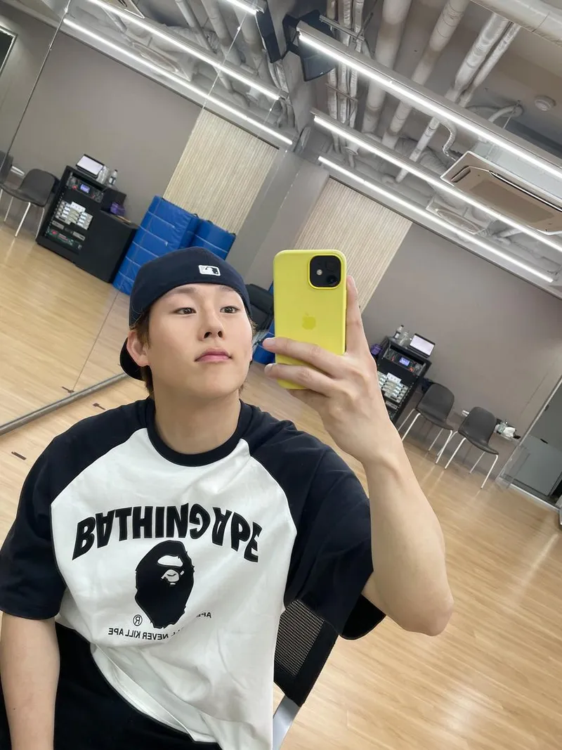 “연습실에 번지는 여유”…주헌, 캐주얼 무드→자유로운 셀카로 근황 / 몬스타엑스 주헌 인스타그램