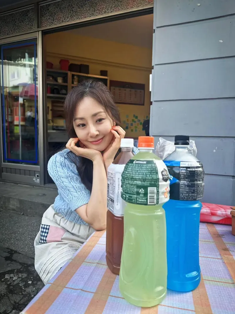 “수고한다고 한아름 안겨주고”…오나라, 환한 미소 속 따뜻한 여름→촬영장 힐링 / 배우 오나라 인스타그램