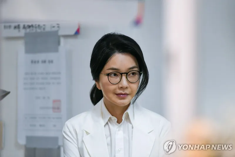 6월 3일 제21대 대통령 선거일, 서울 서초구 원명초등학교 투표소에서 줄을 서 있는 김건희 여사 / 연합뉴스