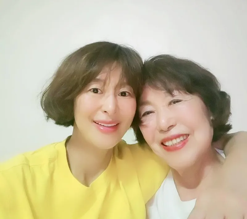“가족이란 참 신기해요”…예지원, 세 식구의 웃음→따듯한 포옹 / 배우 예지원 인스타그램