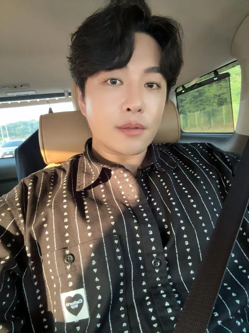 “평온함이 스며드는 저녁빛”…민우혁, 단정한 셔츠로→여름날 감성 전환 / 배우 민우혁 인스타그램