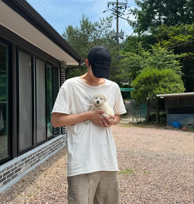 “포근함을 안았다”…문상민, 여름 햇살 아래→강아지와 조용한 한때 / 배우 문상민 인스타그램