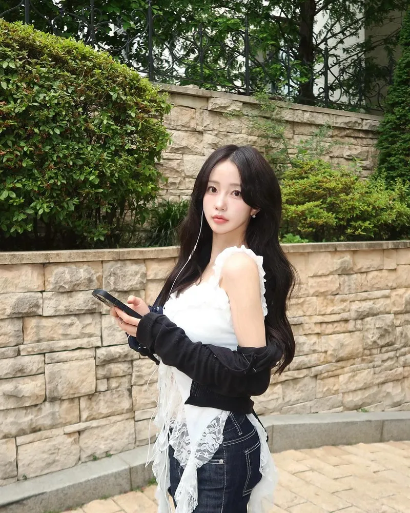 “흩날리는 레이스처럼”…김지수, 초여름 산책길→청초한 존재감 / 환승연애2 출연자 김지수 인스타그램