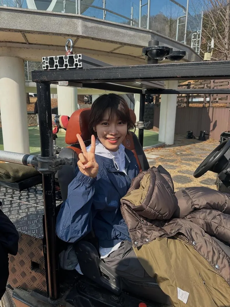 “위로와 사랑을 받았어요”…최수영, 봄 햇살 속 미소→마음 울린 진심 전해 / 걸그룹 소녀시대 최수영 인스타그램