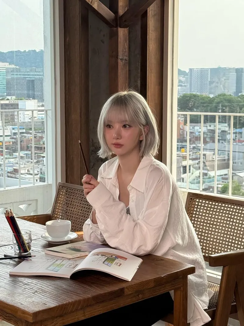 “햇살 아래 여유롭게 멈춘 시선”…비비지 은하, 창가의 여름→청초한 일상 / 비비지 은하 인스타그램