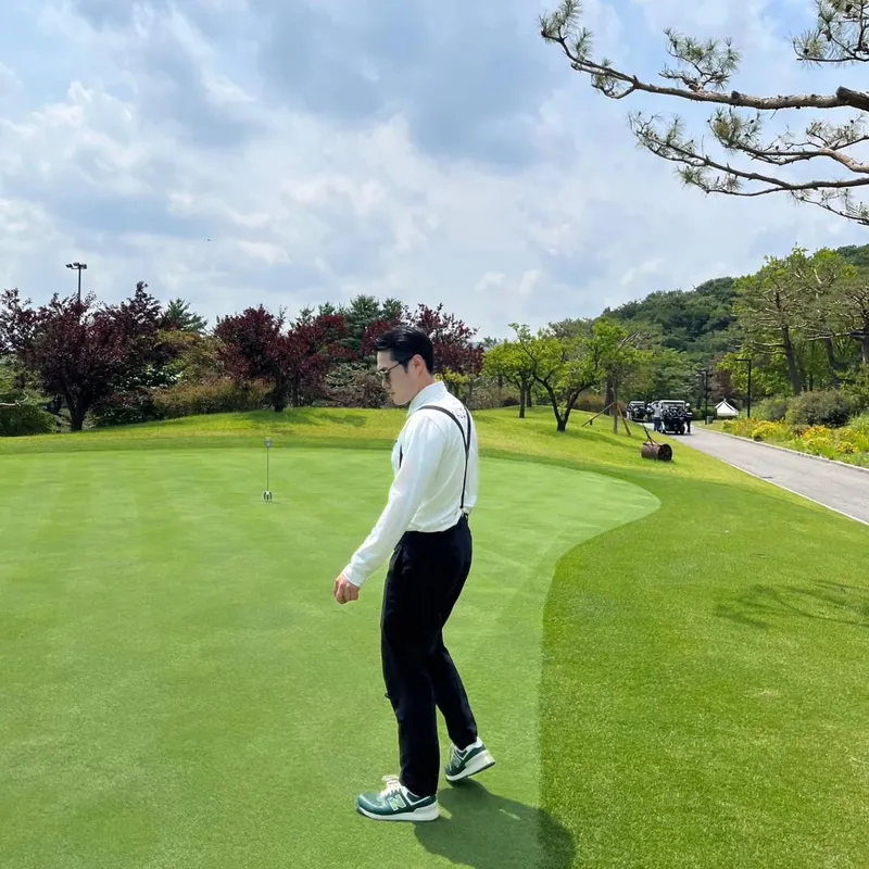 “오늘도 너~~~무 즐거웠습니다”…김민수, 수풀 사이 초여름→자유로운 산책처럼 / 나는 솔로 25기 영수 김민수 인스타그램