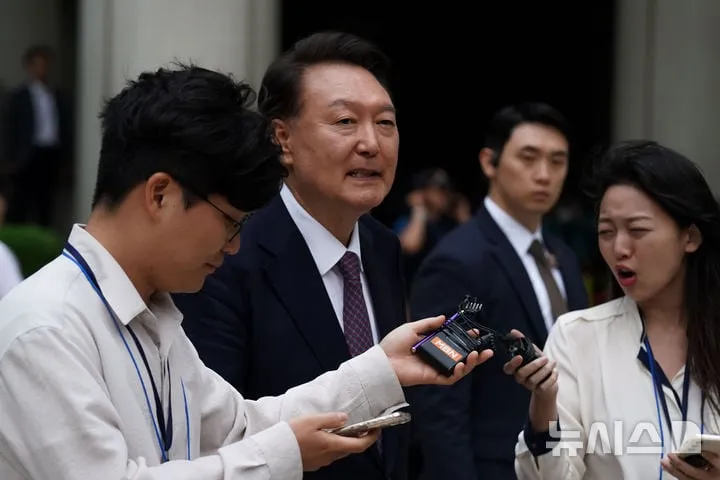윤석열 전 대통령이 16일 오후 서울 서초구 서울중앙지방법원에서 열린 내란 우두머리 혐의·직권남용 권리행사 방해 혐의 사건 7차 공판을 마치고 법원을 나서며 취재진 질문을 듣고 있다. 2025.06.16. / 뉴시스