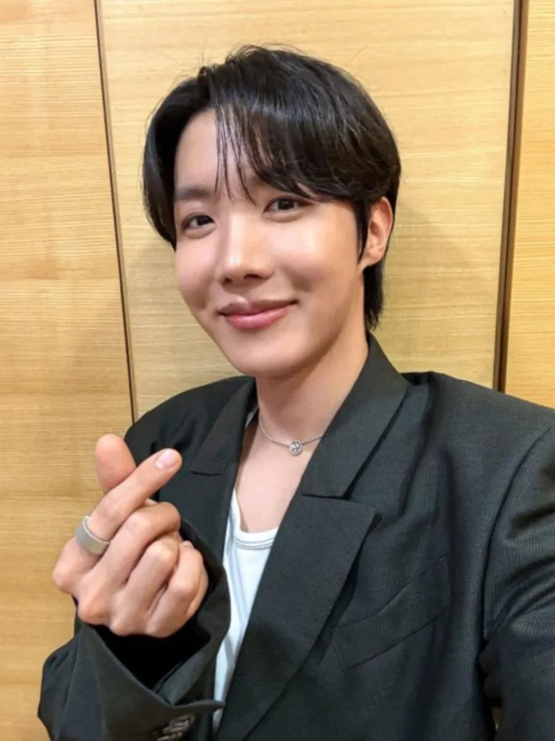 방탄소년단 제이홉, 앙코르 콘서트 5만 4천 관객 모두에게 '선물' 증정 “다정한 호비”→팬들 위한 리스닝 파티까지 / 방탄소년단 공식계정