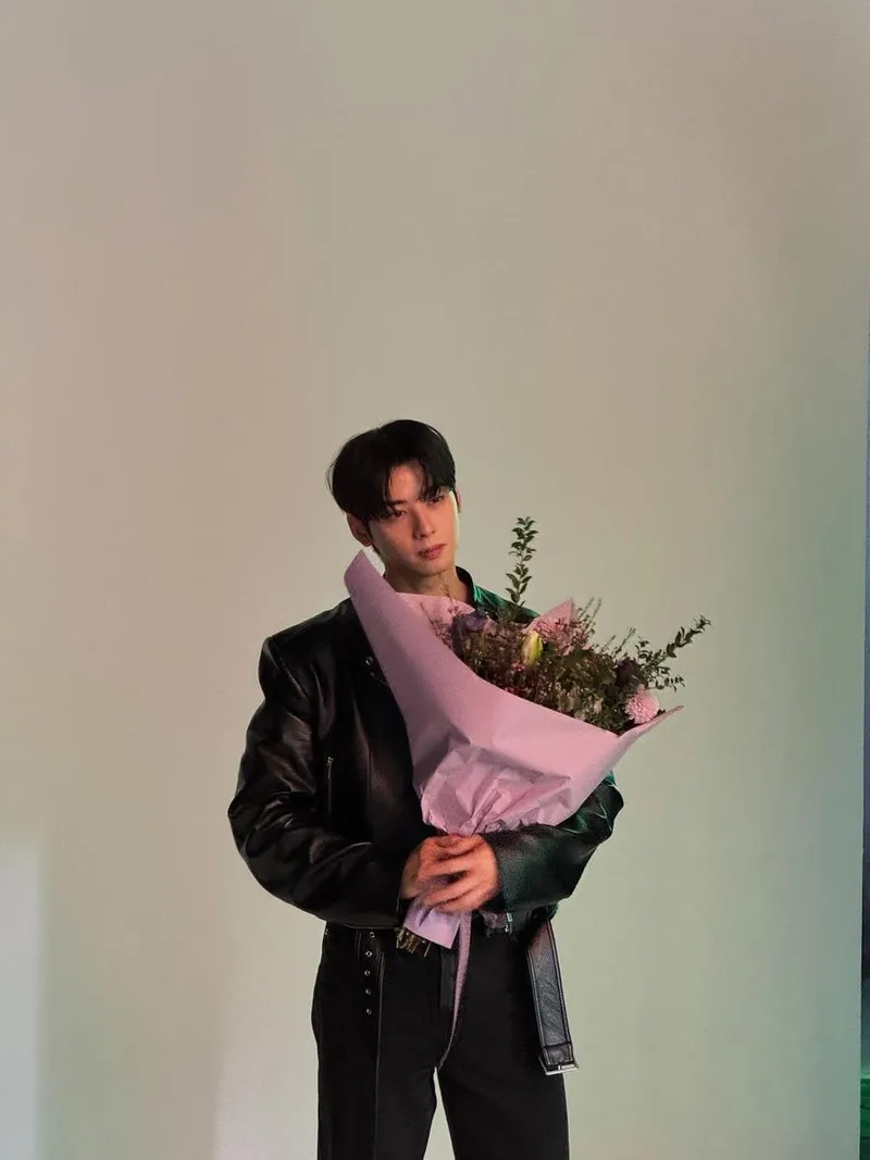 “차가운 가죽 위 달콤한 향기”…차은우, 시선 멈춘 꽃다발→강렬 서정의 순간 / 그룹 아스트로 차은우 인스타그램