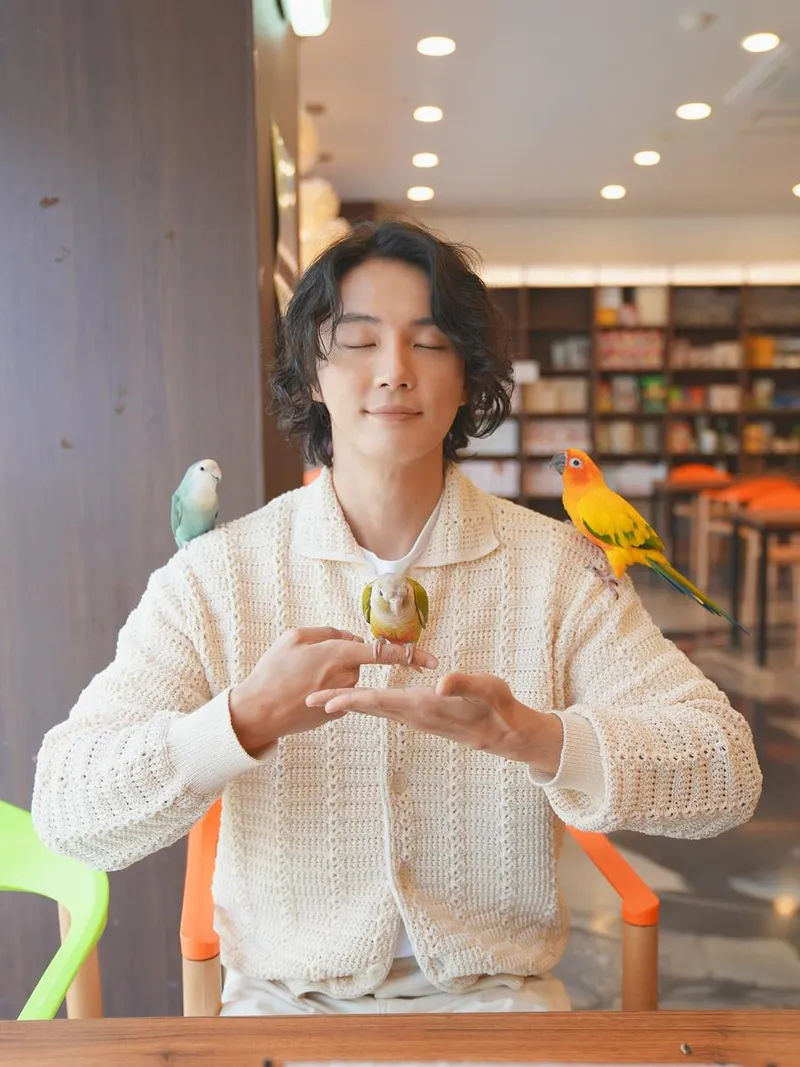 “새들과의 고요한 숨결”…윤시윤, 평화 가득한 순간→도심 속 작은 쉼표 / 배우 윤시윤 인스타그램