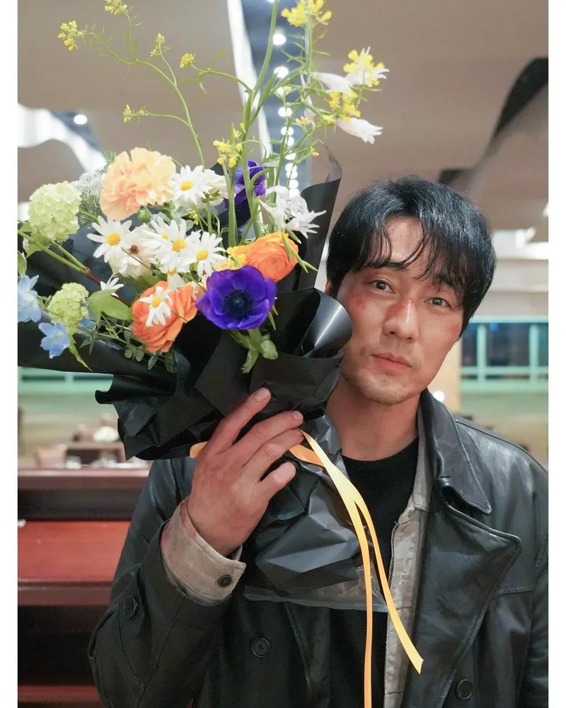 “이렇게 많은 사랑주면 궁전으로”…소지섭, 꽃 선물 속 미묘한 미소→감사와 여운 / 배우 소지섭 인스타그램