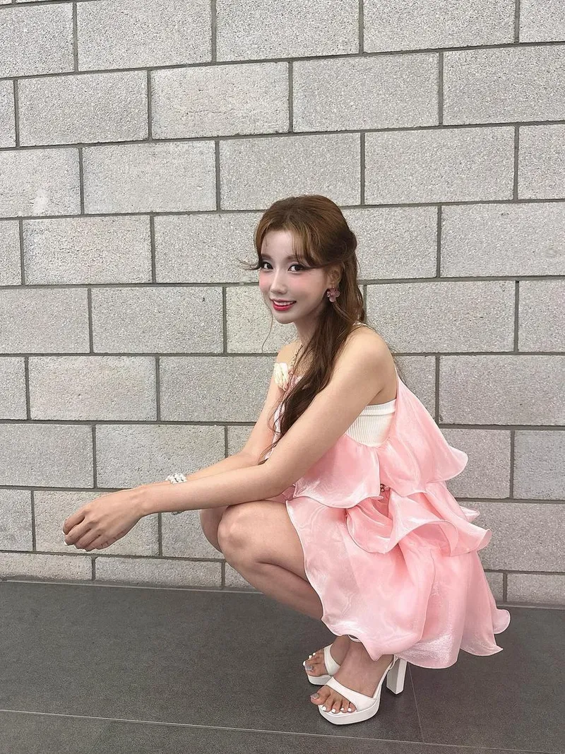 “눈빛에 담은 기다림”…두리, 핑크빛 대기실→설렘 가득한 무드 / 가수 두리 인스타그램