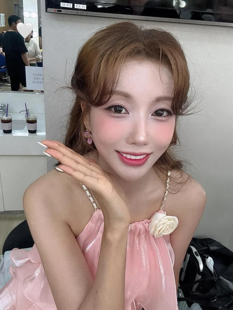 “분홍빛 미소 머금은 순간”…두리, 여름 대기실→청초 아우라 / 가수 두리 인스타그램